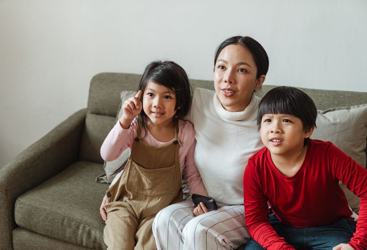Orang tua bersama anak-anaknya di rumah