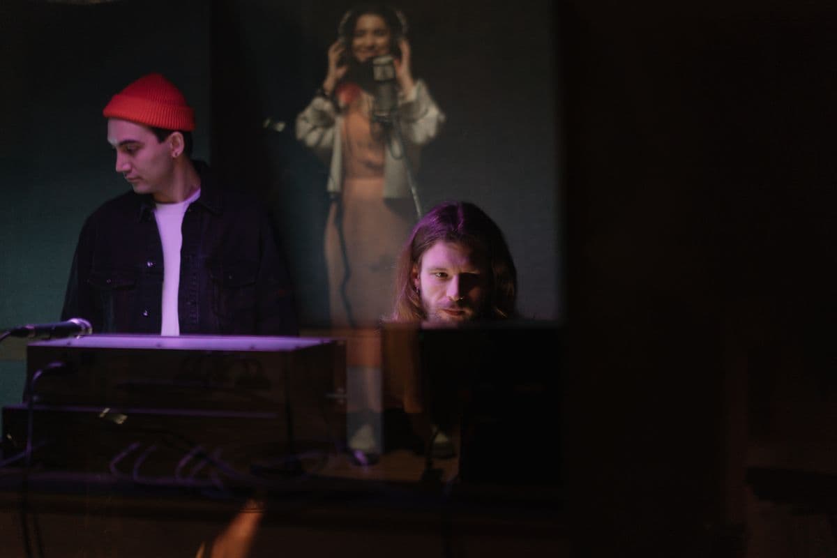 Tim studio musik bekerja di ruang kontrol
